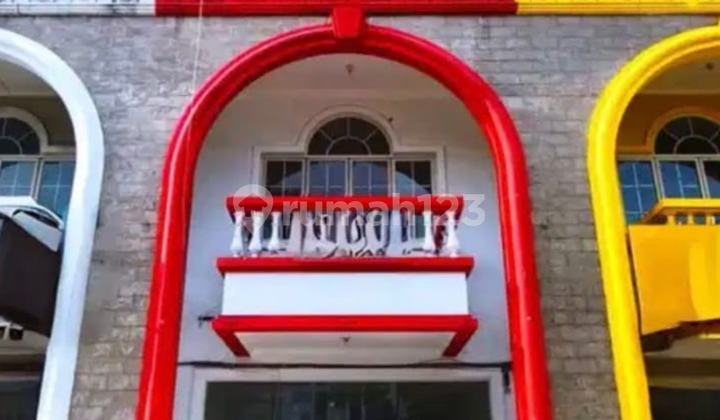 For Sale: 3-Story Sparks Shop House Facing the Road in Gading Serpong For Sale: 3-Story Sparks Shop House Facing the Road in Gading Serpong