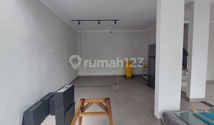 Dijual Rumah 3 Lantai Hook di Latigo Village , Gading Serpong 2