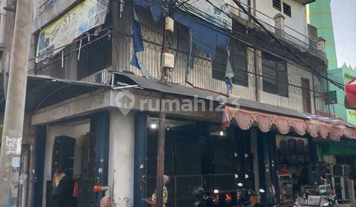 For Sale Strategic 3-Story Shop House Business in Genteng Besar, Central Surabaya, Lot Area 423. 2