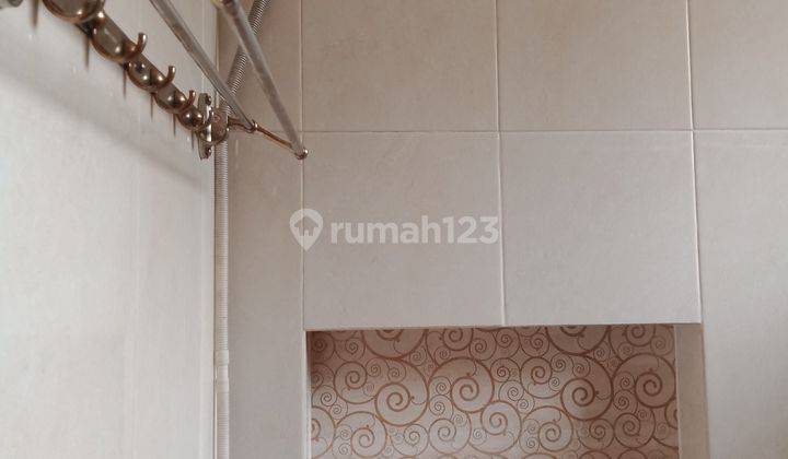 Dijual Town house Taman Paris HUK Lantai atas 8