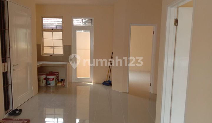 Quick sale, top floor Town house in Taman Paris. Fully renovated, neat. 2