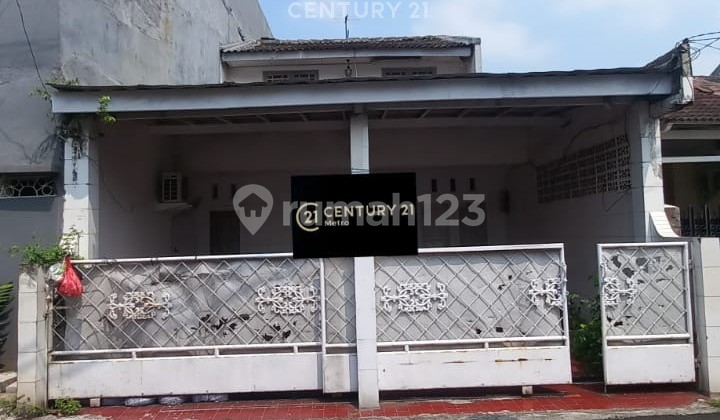 Pulo Gebang Permai House, Easy Access to Schools and Shopping Areas