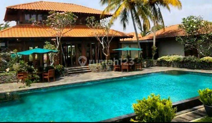 Rumah konsep villa view golf