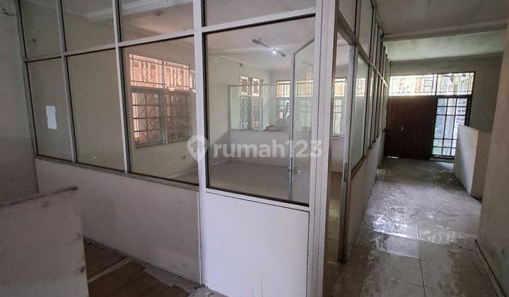 Rumah Lama Nan Luas Dua Muka di Cawang Baru Jakarta Timur 2