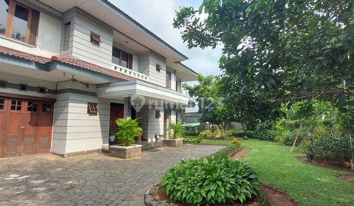 Rumah Besar Dengan Taman Luas Depan Belakang Di Kedoya Raya 1