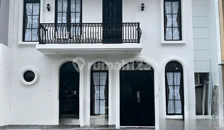 Rumah Mewah Siap Huni Depan Taman di Delatinos Bsd