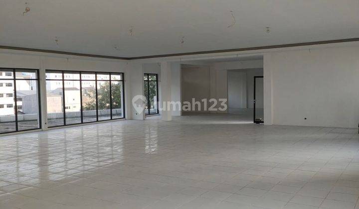 Gedung Kondisi Bagus Pinggir Jalan, Jakarta Pusat  9
