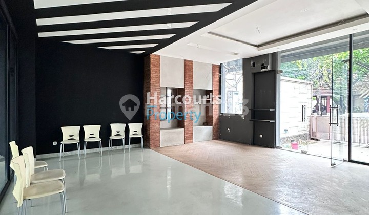 Kebayoran Baru Area, Mini Building for Rent, Strategic Location Suitable for Business, Only 5 Minutes from Senayan City Area.