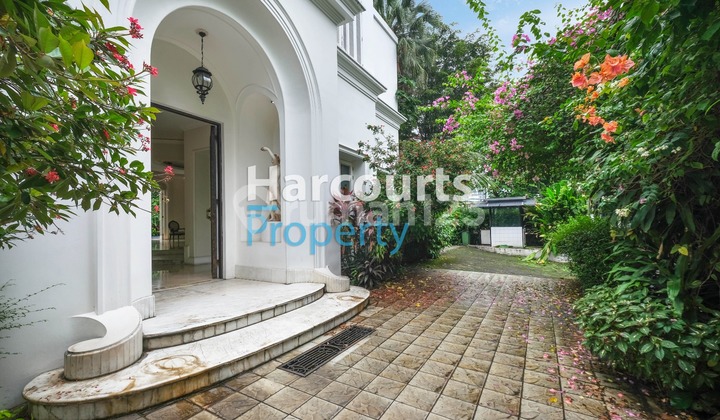 Kuningan Area, Luxury House in a Strategic Location in the Elite Mega Kuningan Area