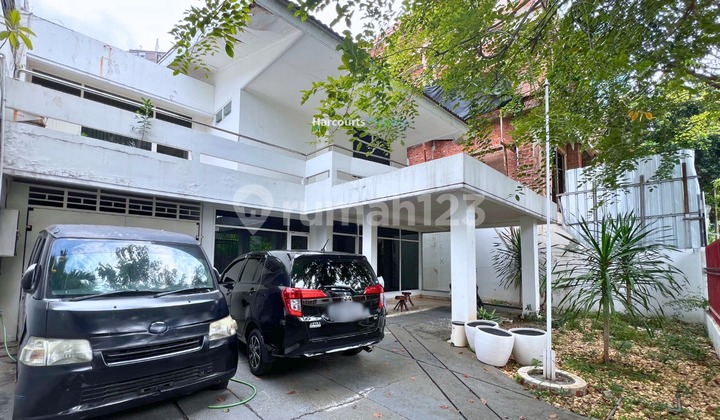 Kuningan Area, Classic House for Sale in Embassy District, Quiet Neighborhood, Cheapest Price in the Entire Kuningan Raya, South Jakarta