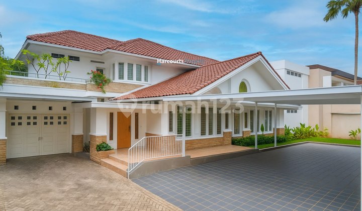 Senopati Area, Classic House for Rent in a Prime Area with a Quiet Environment in Selong, Kebayoran Baru