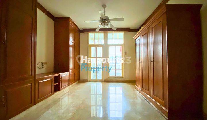 Pondok Indah Area, Rumah Hunian Klasik Mediteranian Lingkungan Tenang 1