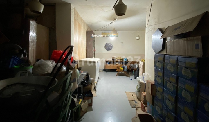 Kemang Area, For Sale 3-Story Shophouse, Strategic Location, Spacious Parking, Suitable for Office and Business in Bangka, Kemang 2