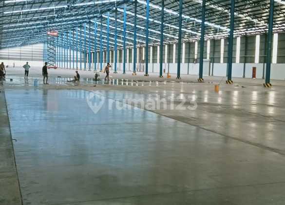 Warehouse in Cakung Complete With Loading Dock