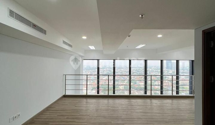 For Sale at a Loss: The Smith Soho Mezzanine 2 Floors, Good Condition, Ready for Business