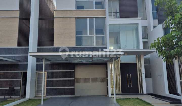 Rumah Golf Island PIK. 3 Lantai ada Lift Luas 12x35