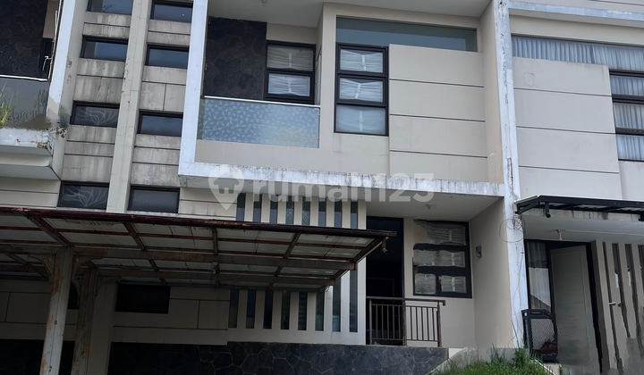 Best Price Dekat Sport Jabar! Rumah 2 LT di Komplek One Gate yang Sejuk dan Asri, Furnished