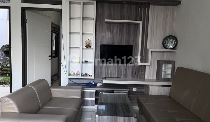 Best Price Dekat Sport Jabar! Rumah 2 LT di Komplek One Gate yang Sejuk dan Asri, Furnished 2