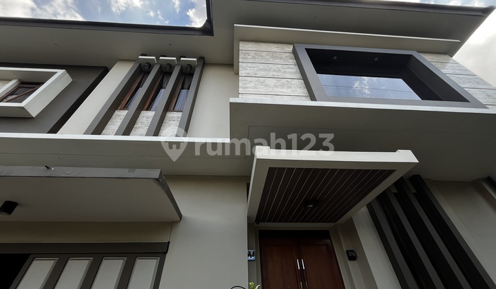 Harga Menarik! Rumah Lux Di Boulevard Elite Singgasana Pradhana Kota Bandung Fully Furnished Kolam Renang Dan Gym 2
