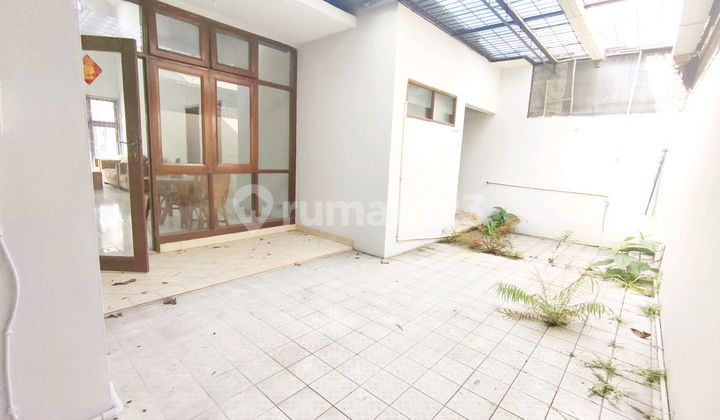 Ready-to-Live 200m² House with Open, Tidy Layout - Quiet, Green Cluster, Backyard Garden/Drying Service Area - Near Laurensia School, Binus, UBM, Living World Mall 2