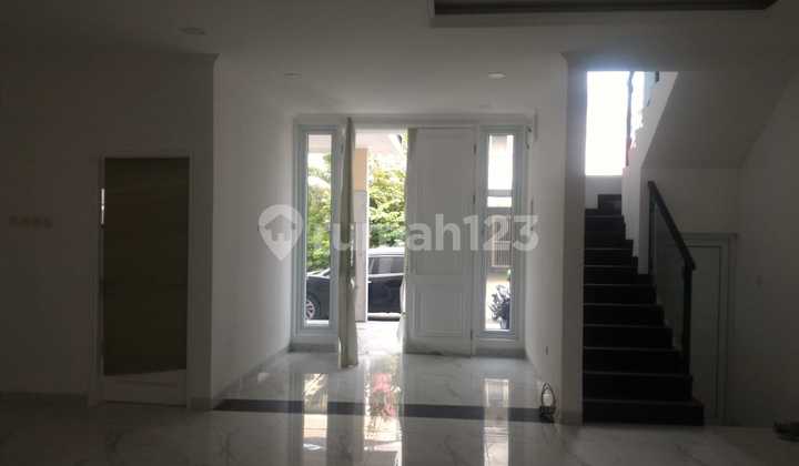 Ready-to-Occupy House in Golf Lake Residence