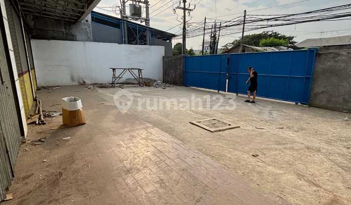 Ready-to-Use and Neat Warehouse with Container Access, Goods Lift Facilities