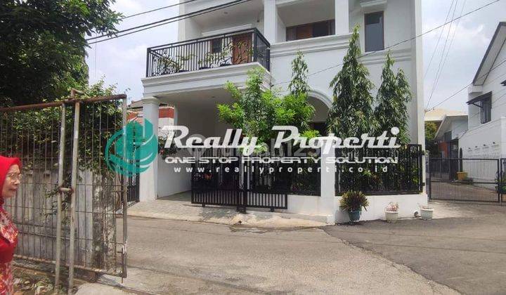 Di sewakan rumah bagus furnished lantai 2,2 menit jln kaki menuju LRT jatibening  1