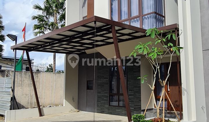 Rumah Brand New Desain Modern Tropis Dalam Cluster