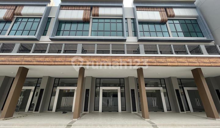 Crystal Boulevard Summarecon Bekasi Disewakan Unit Komersial Posisi Depan Jalan Utama Crystal Boulevard Summarecon Bekasi Disewakan Unit Komersial Posisi Depan Jalan Utama