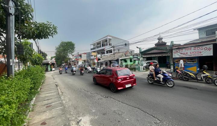 Attached Townhouse on Agus Salim Main Road East Bekasi Very Crowded and Strategic 2
