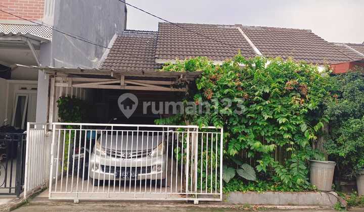 1.5-story house in Pandan Valley Housing, Kemang, Bogor. 1.5-story house in Pandan Valley Housing, Kemang, Bogor.