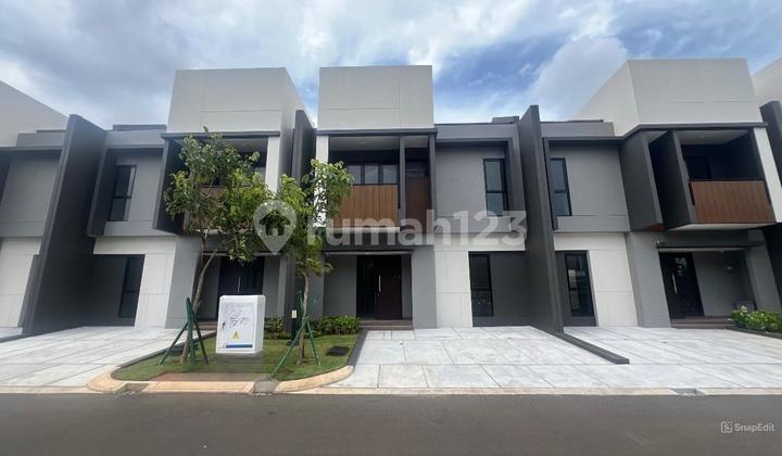 Regia Residence Rumah Deluxe 8X13 dengan View Club House Summarecon Crown Gading Regia Residence Rumah Deluxe 8X13 dengan View Club House Summarecon Crown Gading