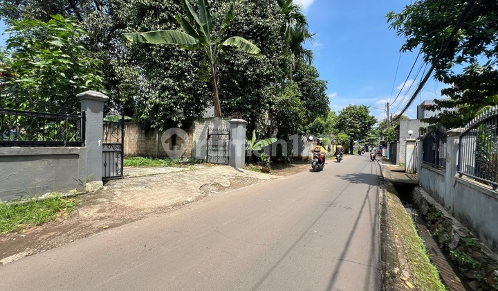 House with a Very Spacious, Comfortable, and Cool Yard in Pondok Melati, Bekasi. 2