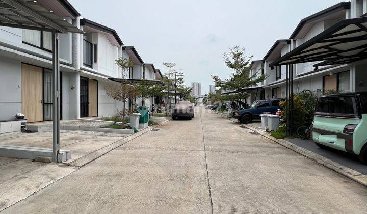 Rumah Hoek Adem 2 Lantai Waterfront Lippo Cikarang Bekasi  2