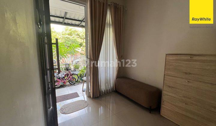ruang tamu rumah adem di tengah kota