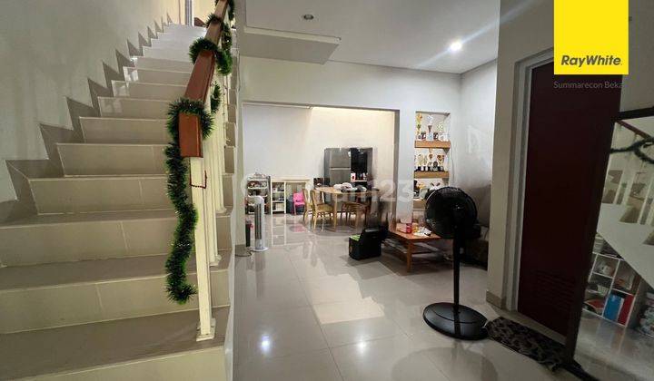 ruang keluarga rumah adem di tengah kota