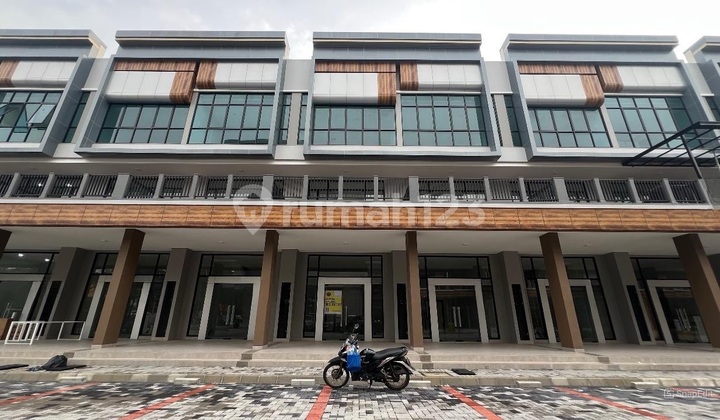 Ruko Crystal Boulevard Depan Bundaran Landmark Summarecon Bekasi