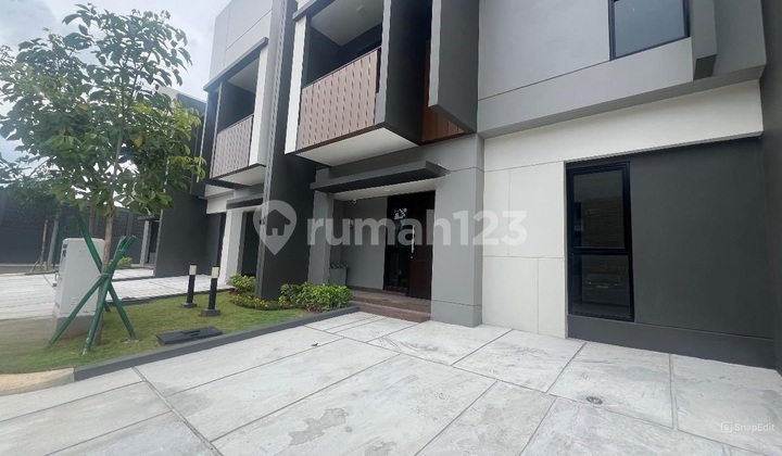 Dijual Rumah Hadap Kolam Renang Regia 8X13 Summarecon Crown Gading 2