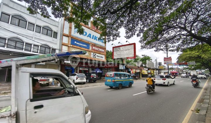 Shop house on Cibubur Main Road, 1 minute to Living World Kota Wisata. 2