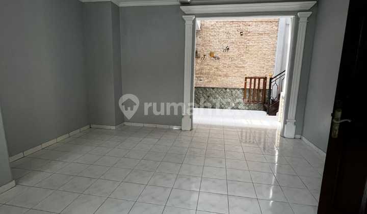 Di Jual Rumah 2 Lantai Siap Huni, Bebas Banjir, Keamanan Pintu Kompleks Aman 24 Jam Jalan Masuk - Keluar ke Lingkungan Kompleks 1 Pintu dan Pakai Cctv, Lokasi Strategis. 2