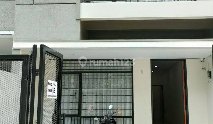 Rumah Baru Full Furnished di dekat Joglo Jakarta Barat  1