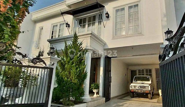 Luxury House Siap Huni Dengan Taman Homey di Lebak Bulus  1