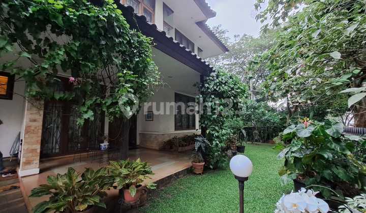 Rumah Modern Posisi Hoek Ceiling Tinggi 2 Lantai di Lebak Bulus