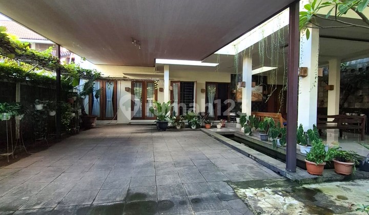 Rumah Semi Furnished Halaman Luas Lingkungan Tenang