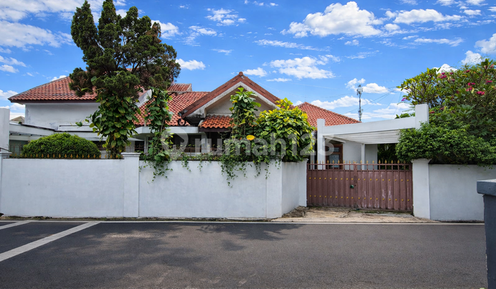 Affordable Priced House in Jagakarsa, Hook Position, Area 366 m2