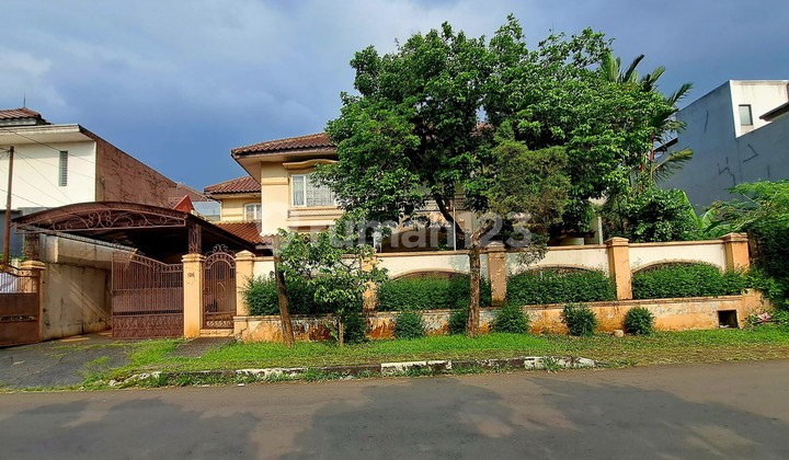 Rumah 2 Lantai Luas dan Elegan Hadap Selatan Luas 550m², Siap Huni