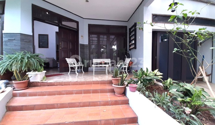 Rumah Terawat di Cinere Row Jalan Lebar 2 Lantai SHM