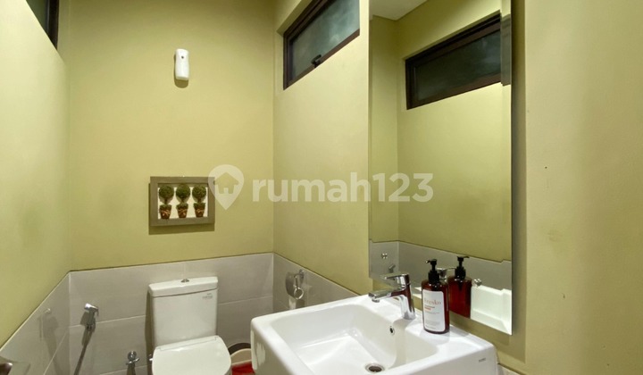 Rumah Modern Semi Furnished Dalam Komplek Elite Dekat MRT