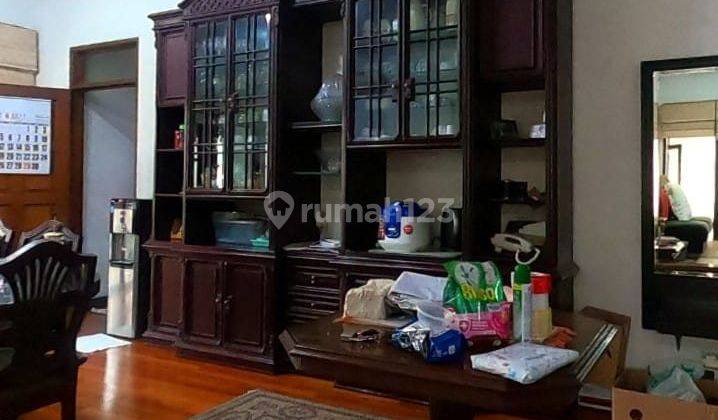 Rumah Minimalis di Pondok Indah Hadap Timur Ada Taman Depan 2