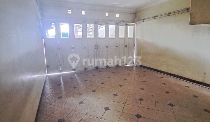 Rumah 2 Lantai Luas dan Elegan Hadap Selatan Luas 550m², Siap Huni 2